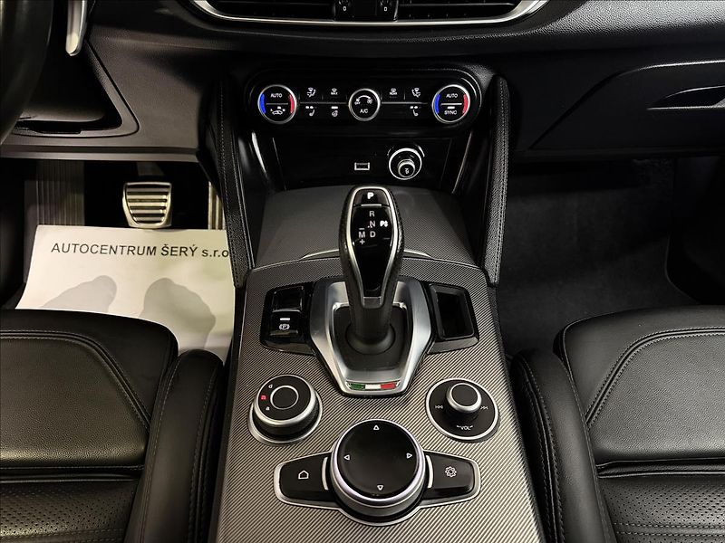 Alfa Romeo Stelvio VELOCE 206kW Q4 PANO TAŽNÉ R21 - fotka 29 z 43