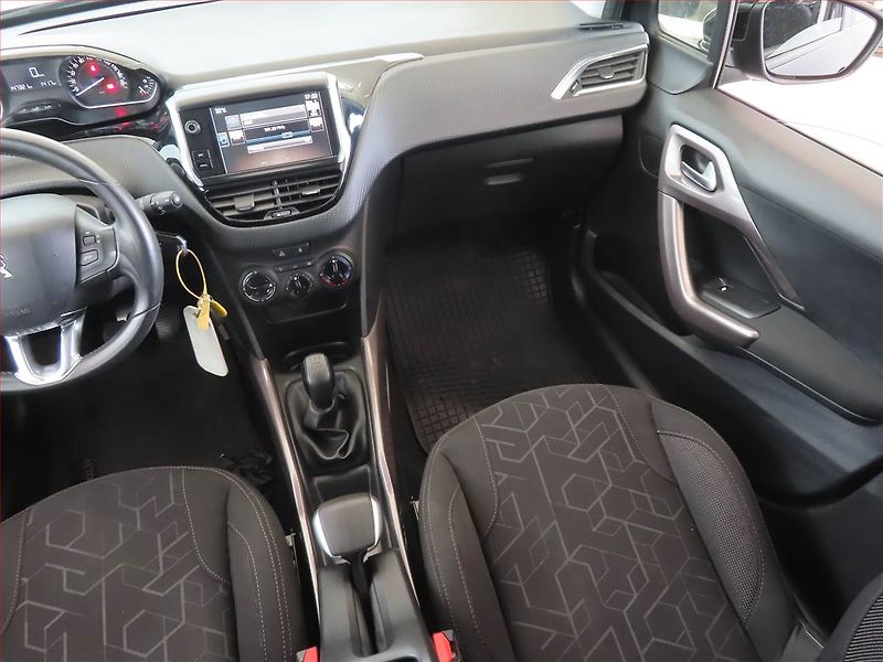 Peugeot 2008 (2016) Active 1.2 PureTech - fotka 8 z 13