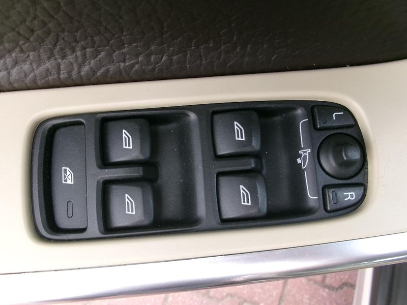 Volvo XC60 (2012) 2,4 D5 SUMMUM 169kW AC NAVI - fotka 29 z 37