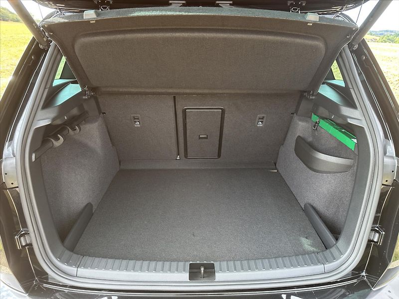 Škoda Karoq 2,0 TDI Sportline 4x4 DSG 1.ma - fotka 14 z 44