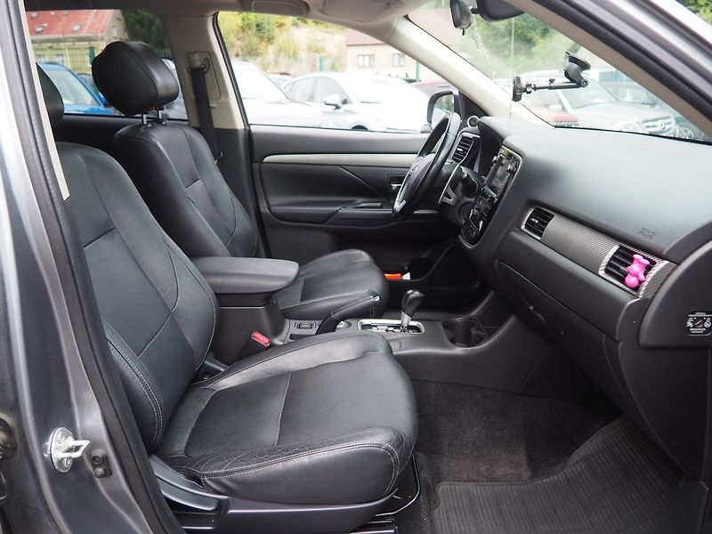 Mitsubishi Outlander (2014) 2.2 D-ID AT Instyle, AWD, 7m - fotka 20 z 41