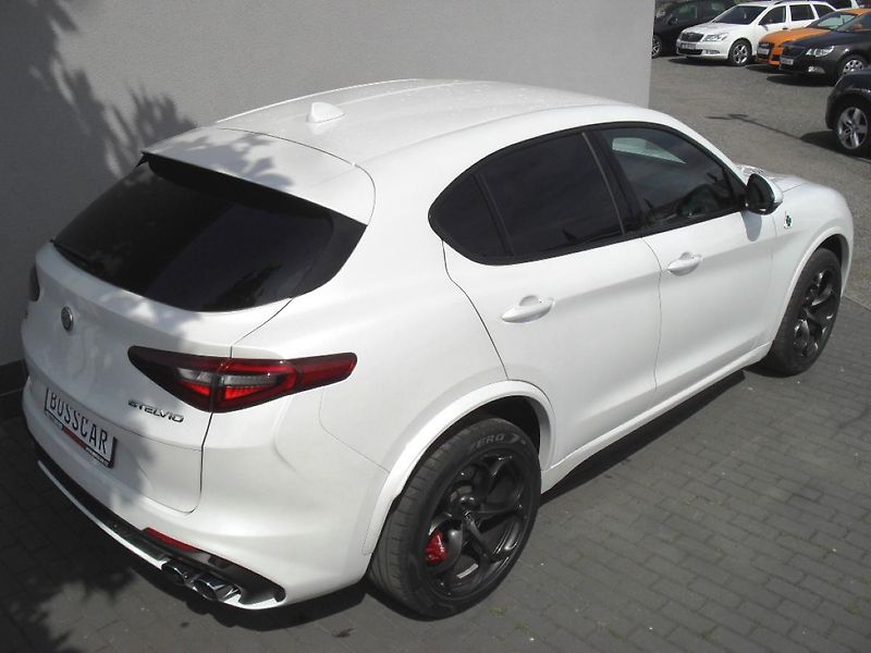 Alfa Romeo Stelvio 2,9 Bi-Turbo V6 Quadrifoglio - fotka 11 z 32