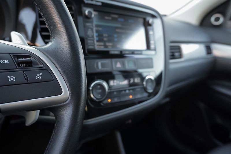 Mitsubishi Outlander 2.0 PHEV 4x4 - fotka 25 z 34