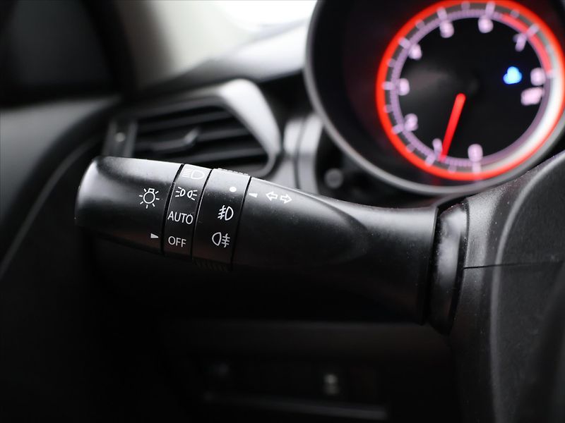 Suzuki Swift 1,2 DualJet 66kW Comfort 1.Maj - fotka 17 z 31