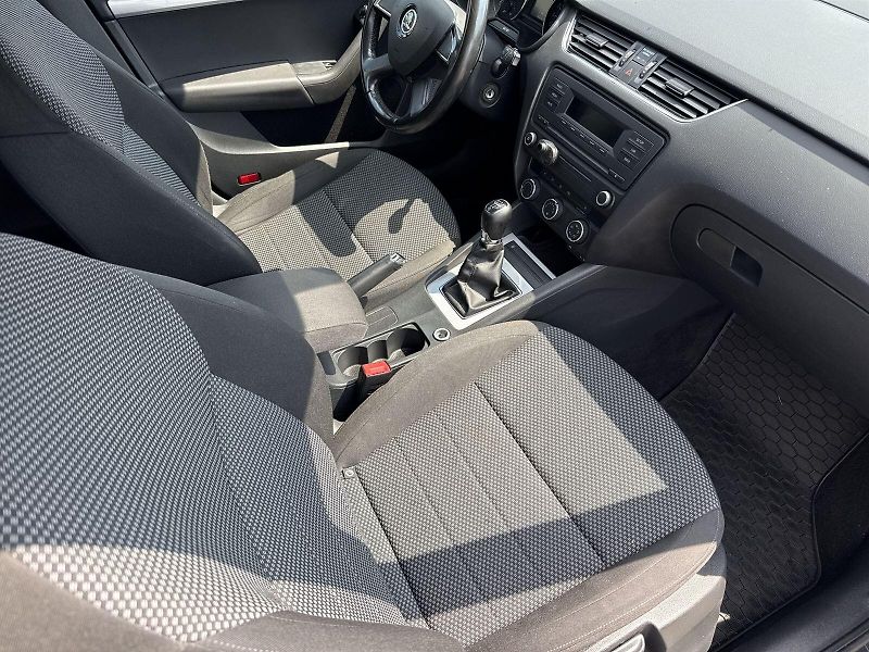 Škoda Octavia (2013) Combi 1.6 TDI Ambition - fotka 9 z 26