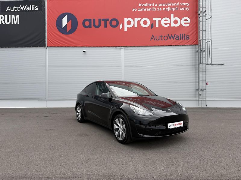 Tesla Model Y SR RWD LFP 220kW 1.Maj DPH - fotka 2 z 26