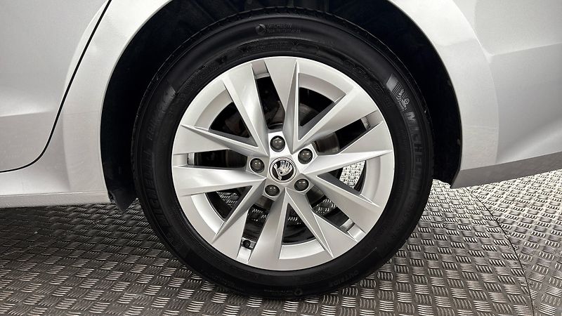 Škoda Octavia 2.0 TDI DSG Style Combi - fotka 19 z 25