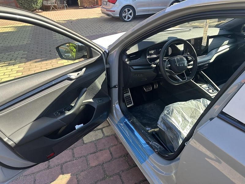 Škoda Octavia SPORTLINE, PANORAMA, HEAD-UP - fotka 17 z 19