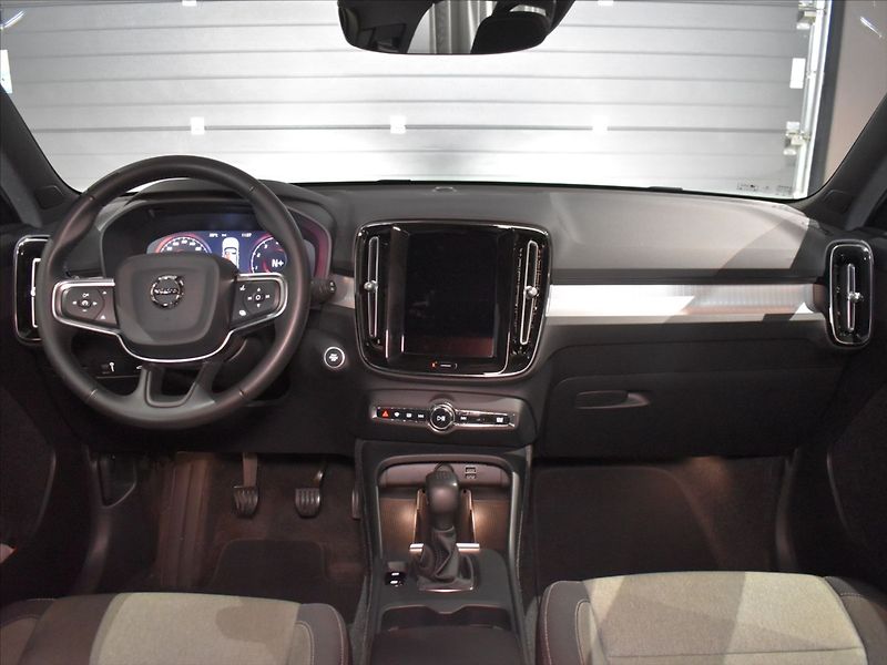 Volvo XC40 1,5 T2 Momentum Pro BLIS - fotka 13 z 23