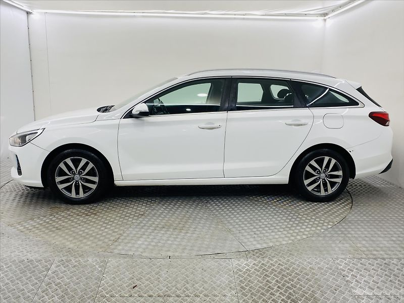 Hyundai i30 1,6 CRDi 81 kW Navi - fotka 3 z 24