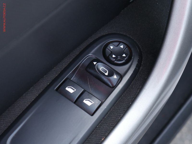 Peugeot 308 (2012) 1.4 VTi, 2.maj,ČR, Access - fotka 16 z 19