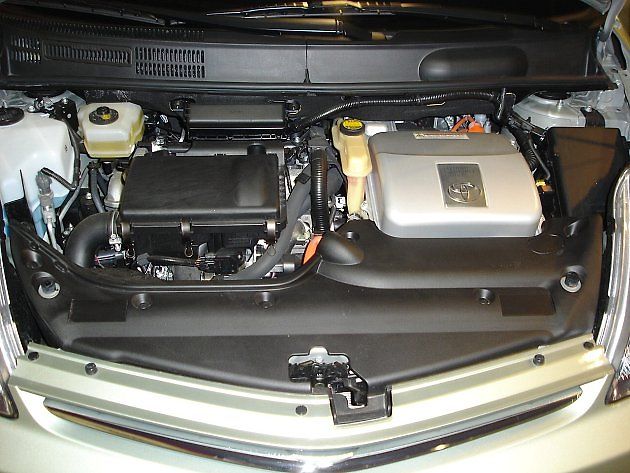 Toyota Prius druhé generace používá benzinový motor 1NZ-FXE spolupracující s elektromotorem., zdroj: Michi1308 / Wikimedia Commons, volné dílo.