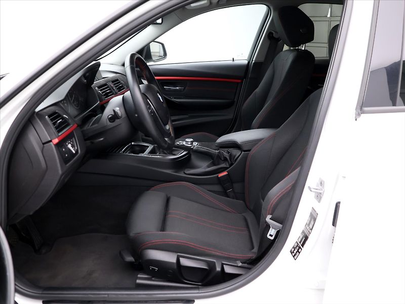 BMW Řada 3 2,0 320i 135kW CZ xDrive Sport - fotka 11 z 38