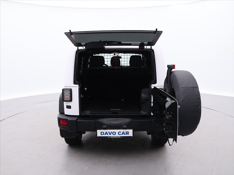 Jeep Wrangler 2,8 CRD 147 kW Unlimited Sport - fotka 9 z 33