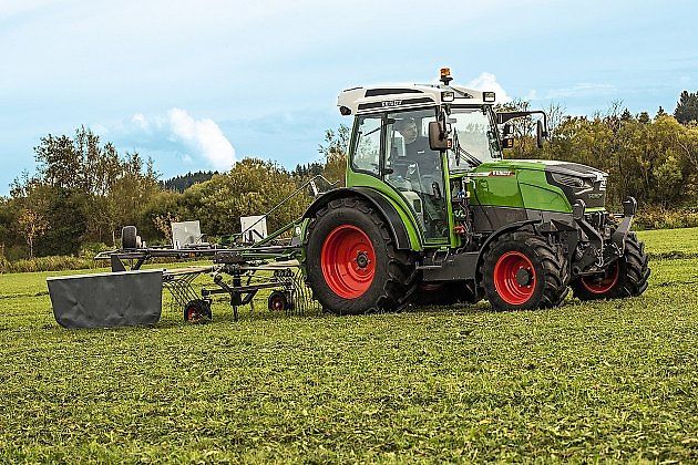 Elektrický traktor Fendt e100 Varior v plné práci., zdroj: Wikimedia Commons, AGCO-Fendt, CC BY-SA 4.0