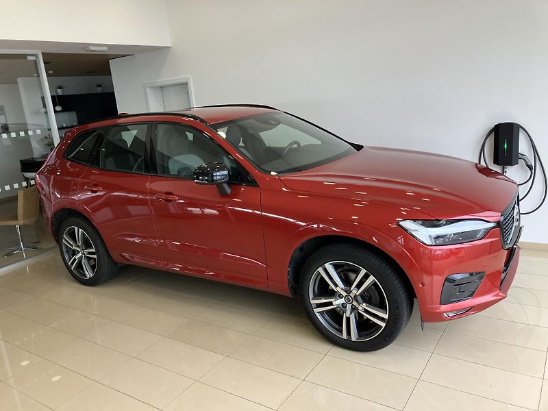 Volvo XC60 B4 AWD R-Design AT8, ČR - fotka 2 z 50