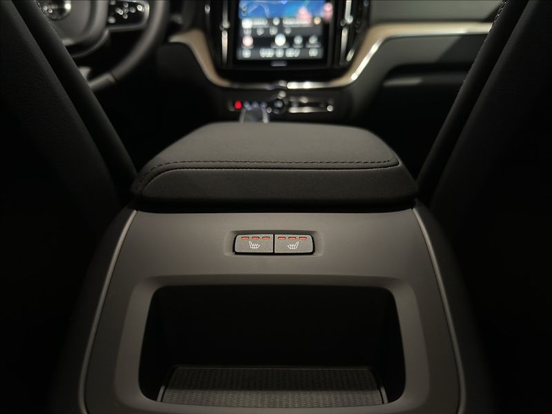 Volvo XC60 (2026) 2,0 B5  Plus Dark - fotka 19 z 30