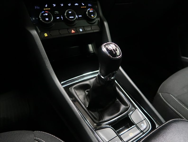 Škoda Karoq 1,5 TSI ČR 1. MAJ NAVI 2x ALU - fotka 30 z 45