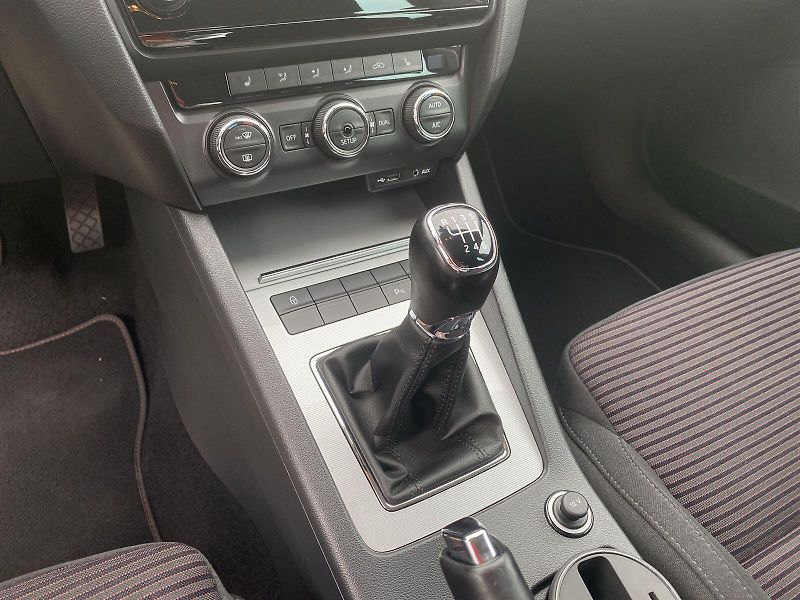 Škoda Octavia (2015) 2.0 TDI Elegance - fotka 17 z 30