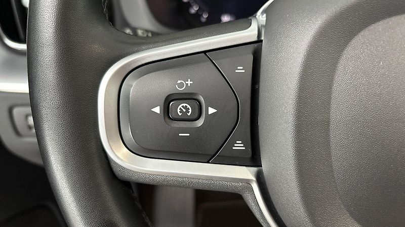 Volvo XC60 2.0 B4 AUT AWD Momentum Pro - fotka 14 z 31