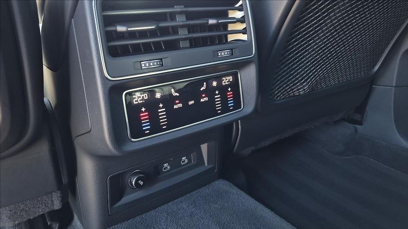 Audi Q7 3,0 50 TDI S-LINE ČR - fotka 28 z 33