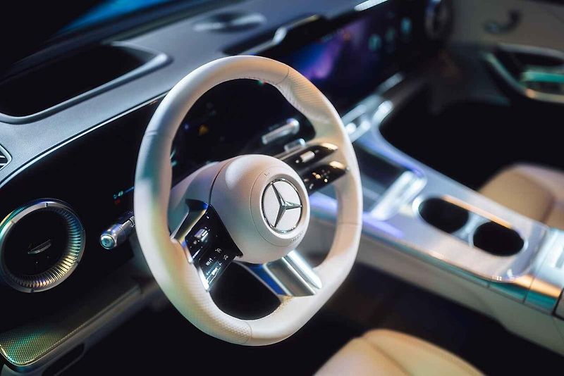 Mercedes-Benz letos odstartoval novou éru jako globální partner ženského tenisu (WTA). Své ambice v tomto sportu nyní potvrzuje i v České republice, kde v rámci ostravského turnaje představuje dvě klíčové novinky: novou generaci modelů GLB a GLC.