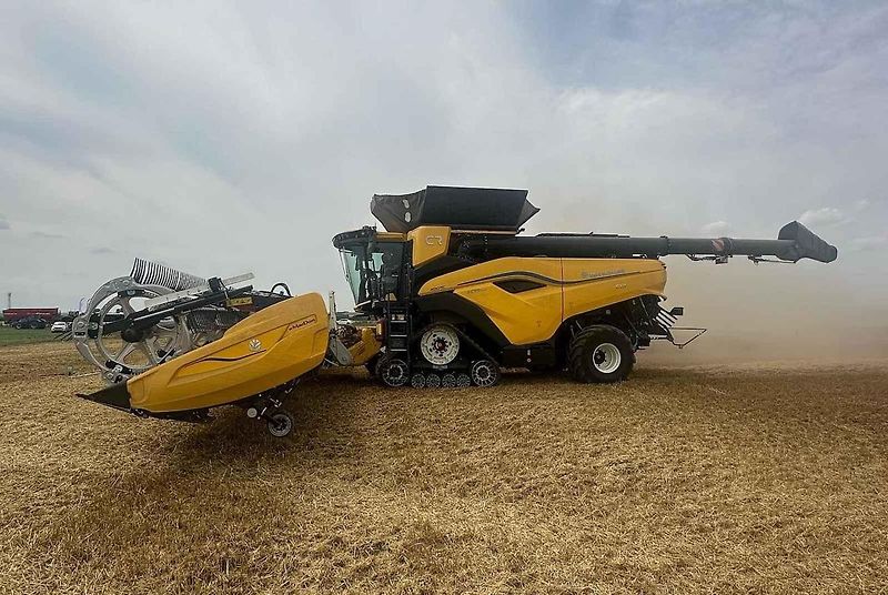 Až sto tun obilí za hodinu dokáže sklidit nový kombajn CR11 firmy New Holland.