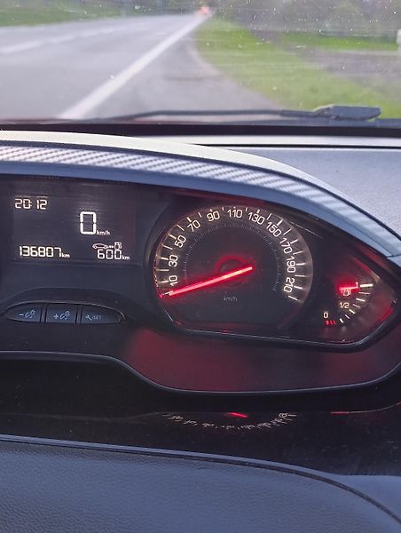 Peugeot 208 (2013) 1.0 benzín 50kw  - fotka 6 z 11