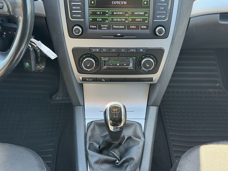 Škoda Octavia (2012) Elegance 1.6 TDI 77kW - fotka 21 z 40