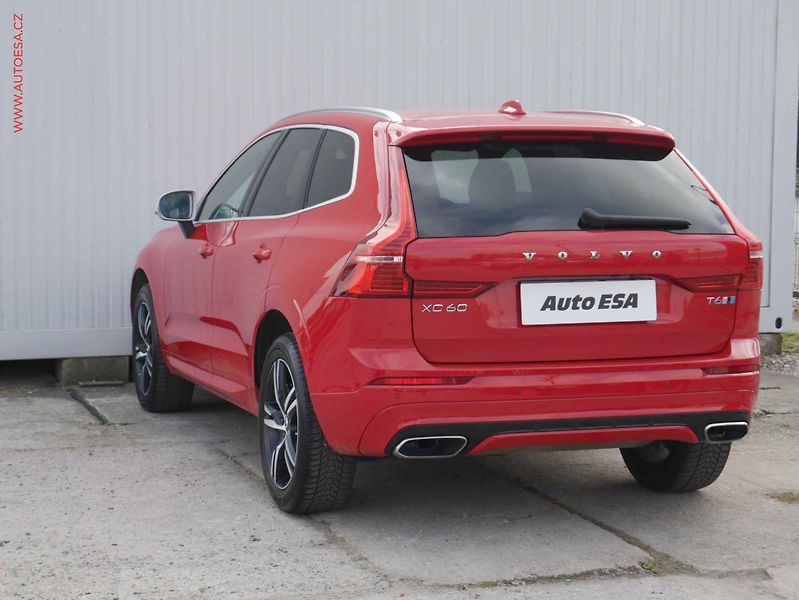 Volvo XC60 (2018) 2.0 T6 4x4, AT, navi, LED - fotka 4 z 19