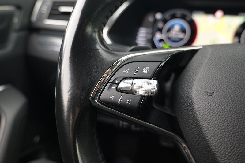 Škoda Superb TDI 110 kW Kůže Matrix Canton - fotka 21 z 38