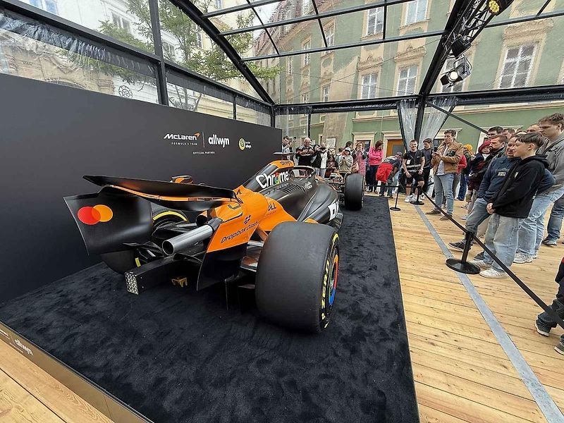 Vůz stáje McLaren obdivují fanoušci Formule 1 na brněnském Zelném trhu od soboty. Podívat se na něj mohou do úterý 27. května.