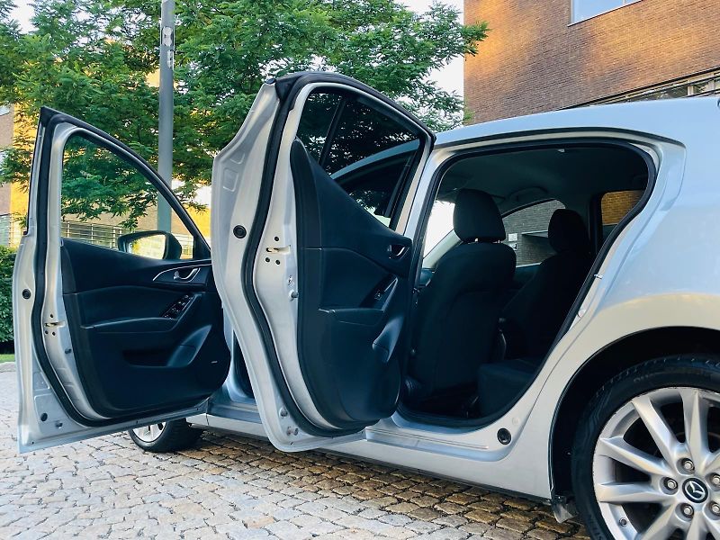 Mazda 3 2.0i AUTOMAT LED KAMERA VÝHŘEV - fotka 21 z 48