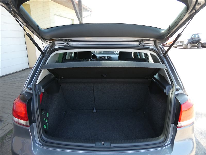Volkswagen Golf 1,6 MPi 75kW DSG klima - fotka 21 z 40