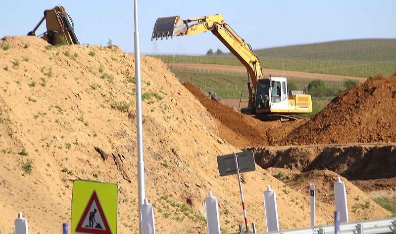 Provoz u rozestavěného úseku dálnice D55 u Bzence druhé květnové ráno 2025.