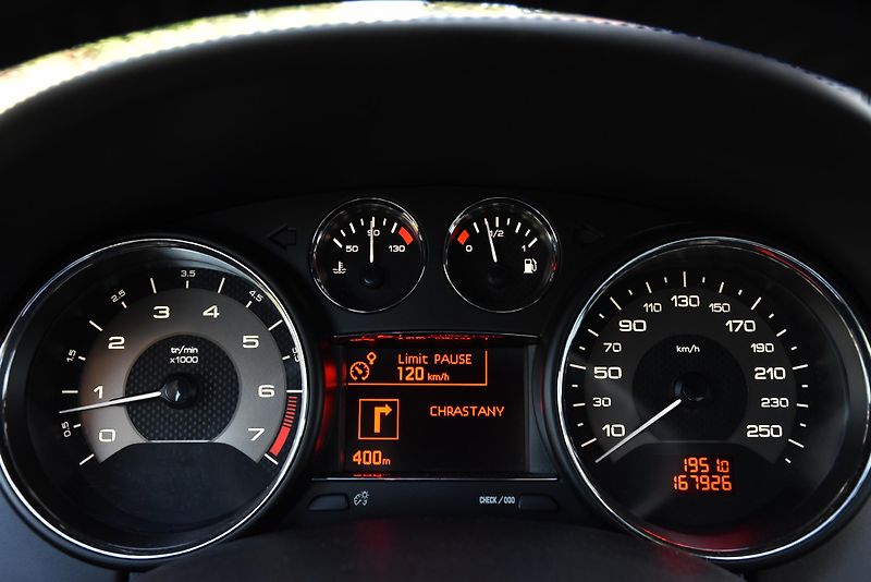 Peugeot RCZ 1.6 T GT-LINE RED CARBON, NAVI - fotka 16 z 47