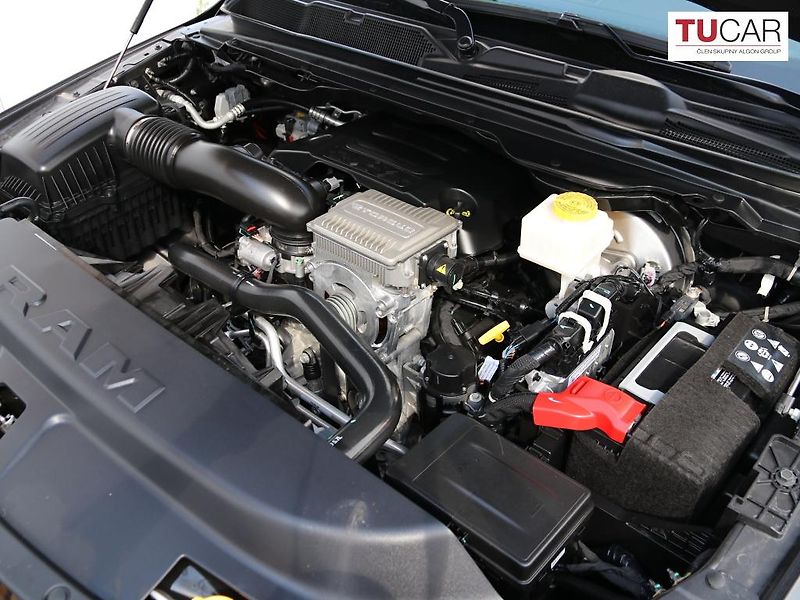Dodge RAM (2024) 1500 Laramie Night Edition V8 - fotka 44 z 44