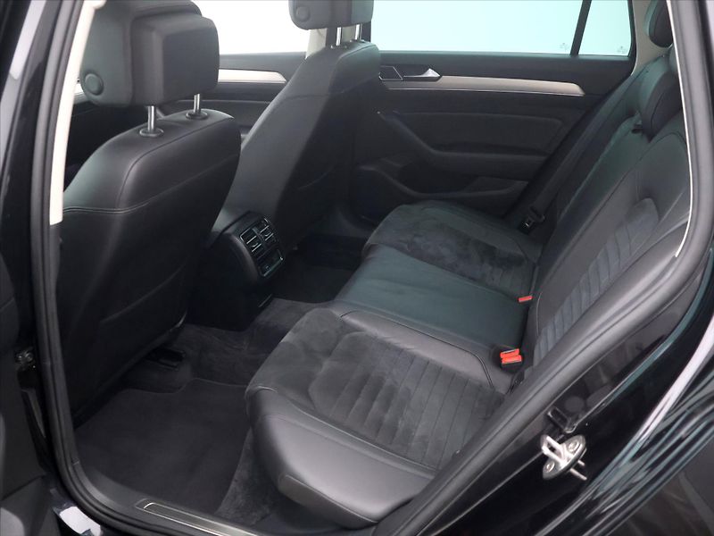 Volkswagen Passat 1,6 TDI Highline Tažné Panoram - fotka 13 z 37