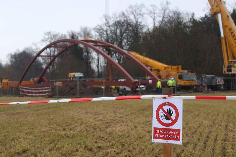 Jeden z nejsilnějších jeřábů v České republice osazoval Novém Dražejově na Strakonicku novou lávku přes řeku Otavu.
