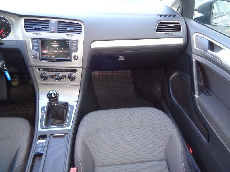 Volkswagen Golf Comfortline  1.2 TSI  81 kW M6 - fotka 16 z 24