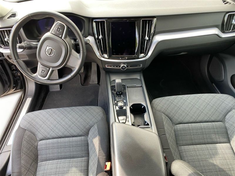 Volvo V60 (2023) 2.0 B3 AT Core - fotka 5 z 6