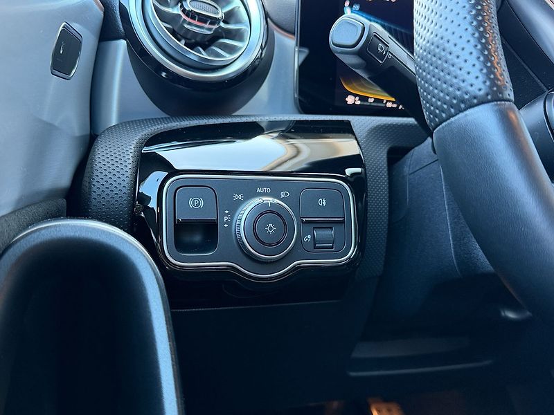 Mercedes-Benz CLA 35 AMG 4MATIC Premium - fotka 21 z 40