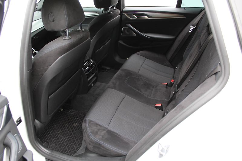 BMW Řada 5 530d xDrive Touring Mpaket - fotka 18 z 21