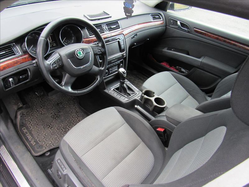 Škoda Superb 1,9 TDi 77kW Combi - fotka 9 z 30