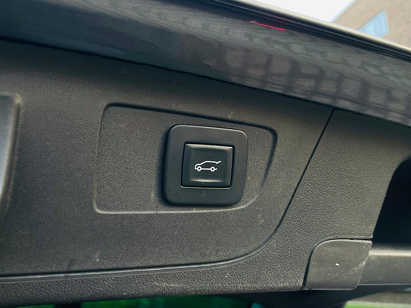 Opel Insignia 2.0CDTi MAN SERVISKA TAŽNÉ LED - fotka 21 z 55