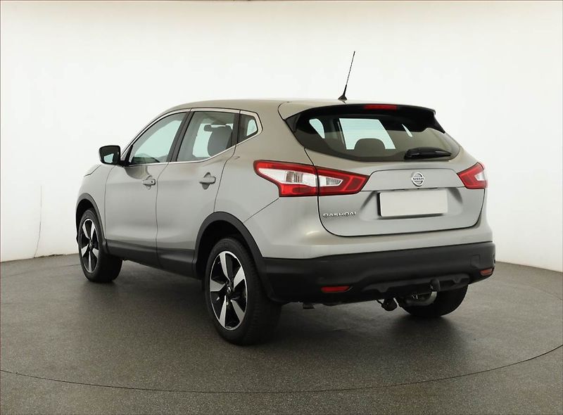 Nissan Qashqai (2016) 1.6 DIG-T, ČR,1.maj - fotka 4 z 17