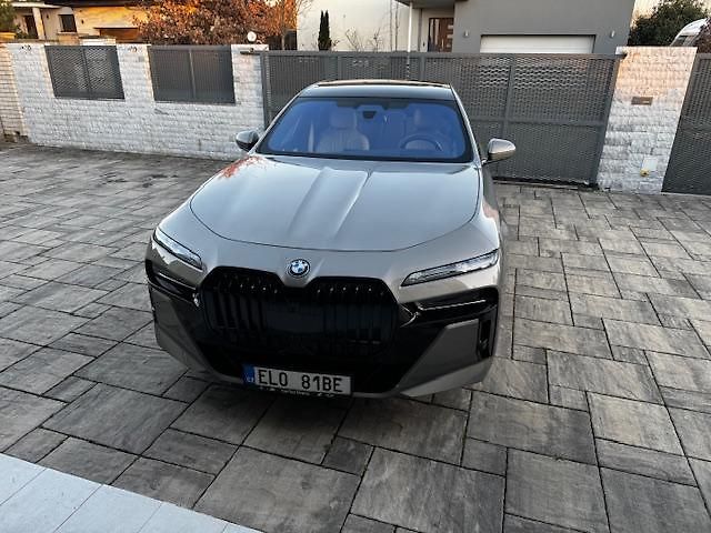 BMW i7 (2022) xDrive60 - fotka 1 z 14