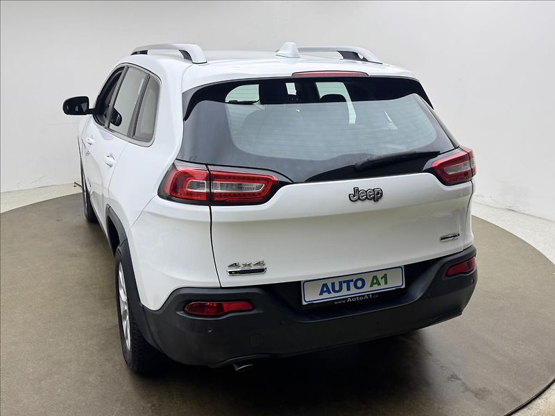 Jeep Cherokee 2,0 103kW 4X4 AC NAVI SENZORY - fotka 6 z 41