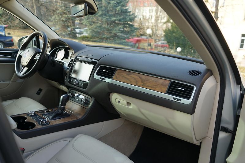 Volkswagen Touareg 180kW Pano 360 Matrix AdTempom - fotka 25 z 33
