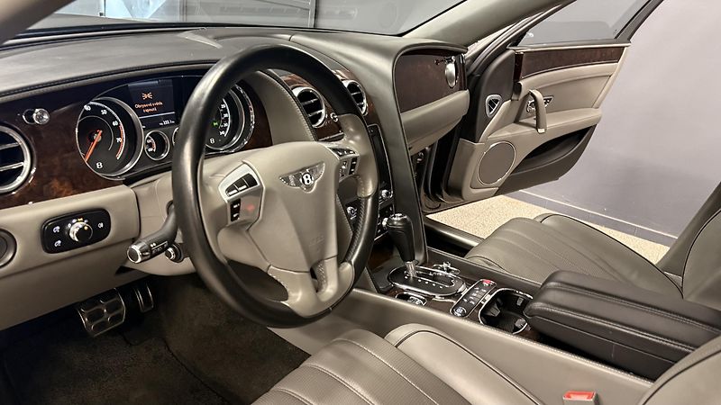 Bentley Flying Spur (2016) 6.0 W12,630PS-335KM/HOD,KRÁSNÝ - fotka 28 z 55